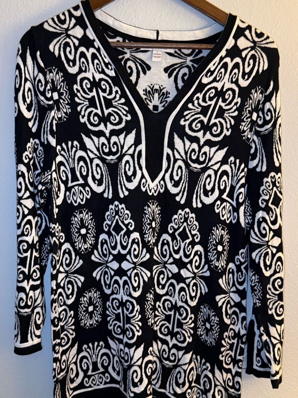 JM Collection Black and White Long Sleeve V-Neck Patterned Top